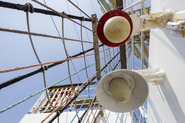 Cordas e polias de cânhamo marinho no velho navio náutico — Fotografia de Stock