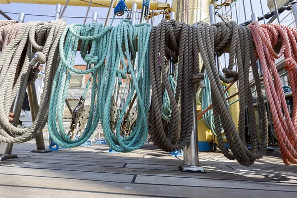 Tjocka rep på en trä segling ship golv — Stockfoto