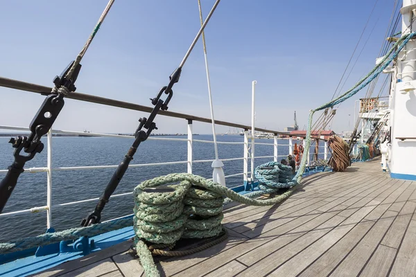 Cordas grossas em um piso de navio à vela de madeira — Fotografia de Stock