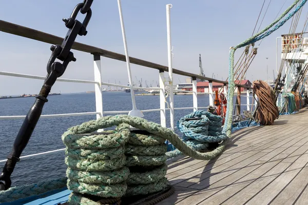 Tjocka rep på en trä segling ship golv — Stockfoto