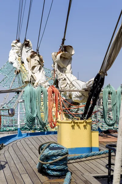 Tjocka rep på en trä segling ship golv — Stockfoto