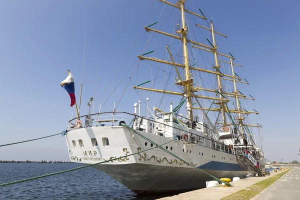 Russian sailing boat 'Mir' docks in Greece — Stock Photo, Image