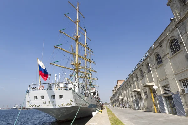 Russian sailing boat 'Mir' docks in Greece — Stock Photo, Image