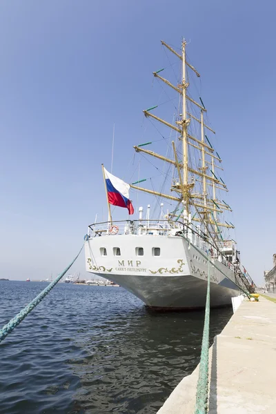 Russian sailing boat 'Mir' docks in Greece — Stock Photo, Image