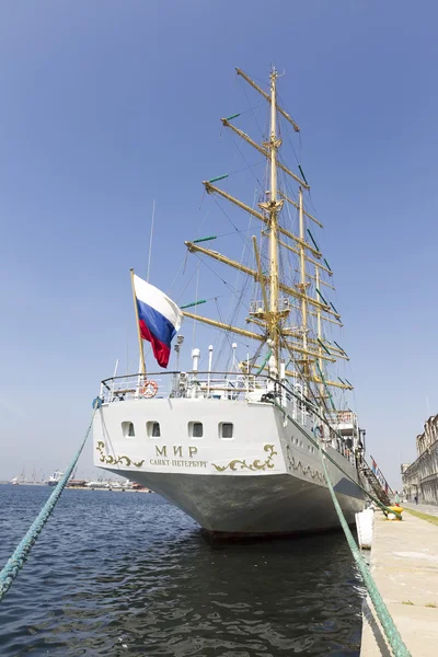 Russian sailing boat 'Mir' docks in Greece — Stock Photo, Image