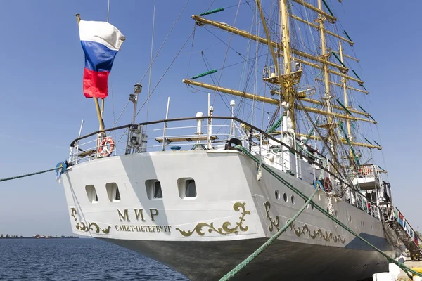 Barco à vela russo 'Mir' docas na Grécia — Fotografia de Stock