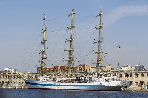 Russian sailing boat 'Mir' docks in Greece — Stock Photo, Image