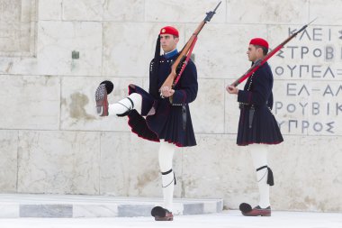 guard töreni değişen g önünde yer alır