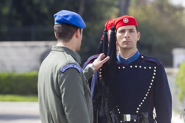 The Changing of the Guard ceremony takes place in front of the G — Stock Photo, Image