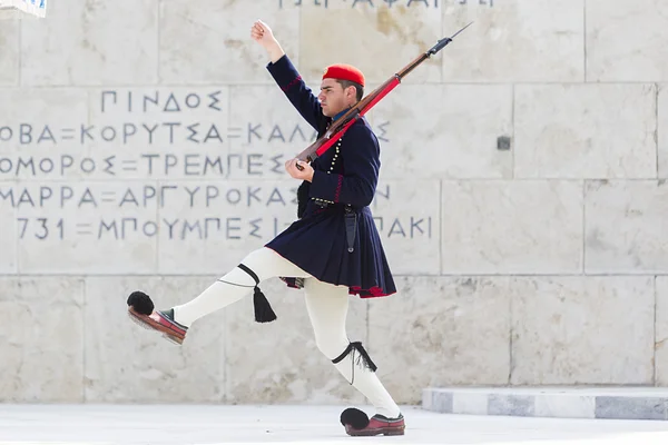 The Changing of the Guard ceremony takes place in front of the G — Stock Photo, Image