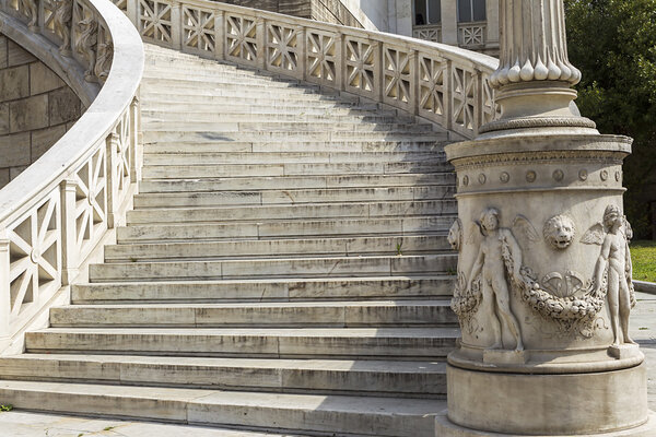 вне мраморной лестницы в Национальной библиотеке Греции в Афинах
