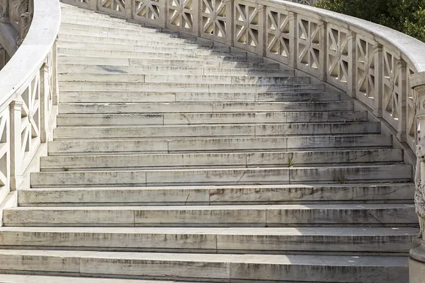 Escalera de mármol exterior en la Biblioteca Nacional de Grecia en Atenas — Foto de Stock