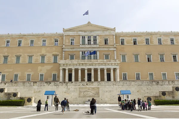 Turistler Yunan Parlamentosu binasının önünde yürüyorlar — Stok fotoğraf