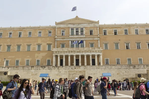 Toeristen lopen voor het Hellenic Parliament gebouw — Stockfoto