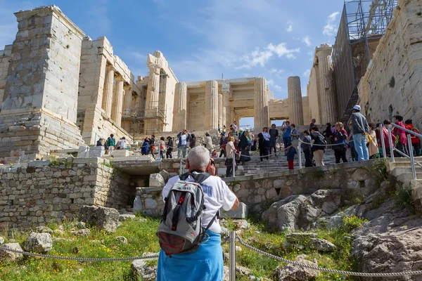The Acropolis, Athens, with many sightseers — Stock Photo, Image