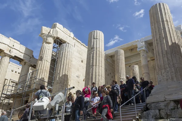 雅典卫城雅典，与很多观光者 — 图库照片