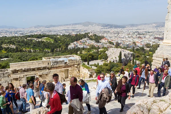 A Acrópole, Atenas, com muitos turistas — Fotografia de Stock