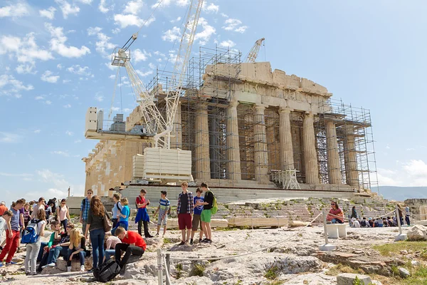 The Acropolis, Athens, with many sightseers — Stock Photo, Image