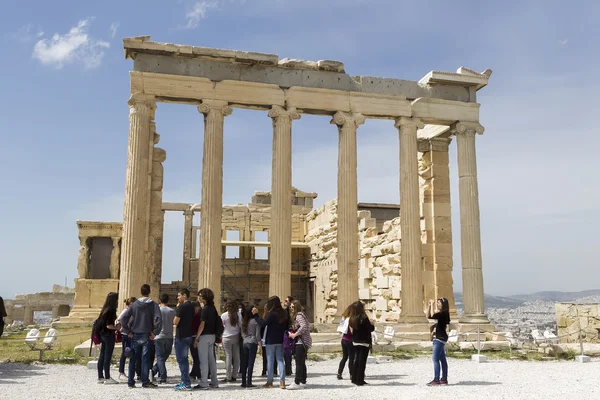 Die akropolis, athens, mit vielen sehern — Stockfoto