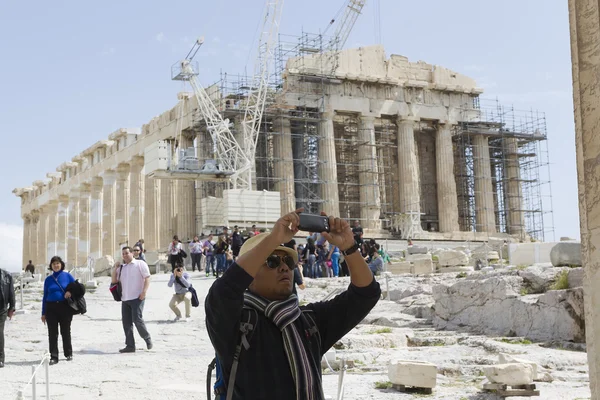 The Acropolis, Athens, with many sightseers — Stock Photo, Image