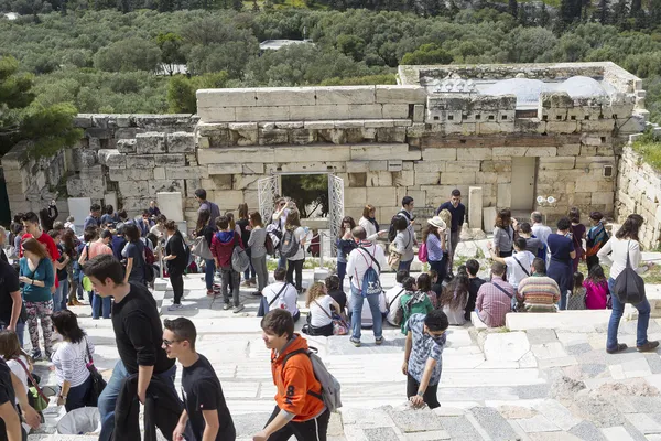A Acrópole, Atenas, com muitos turistas — Fotografia de Stock