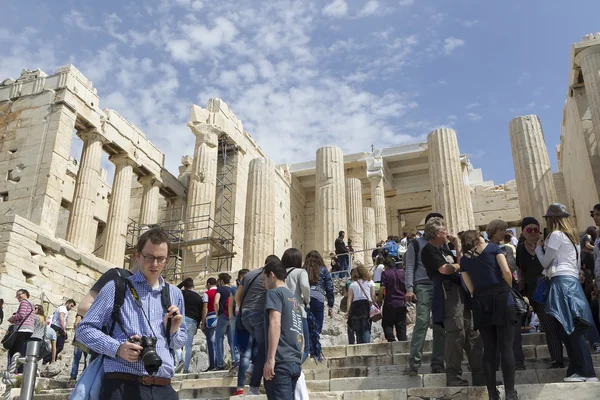 The Acropolis, Athens, with many sightseers — Stock Photo, Image