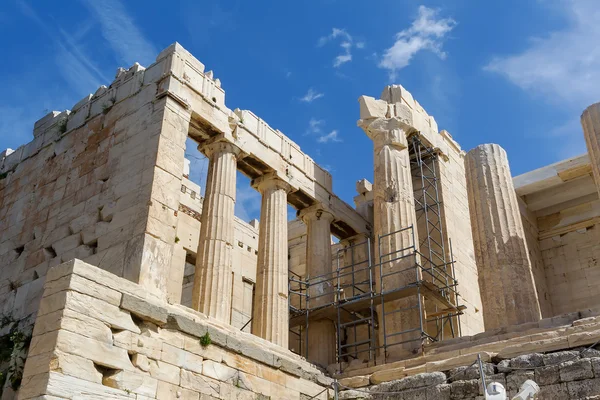 Eingang zur Akropolis (Propilea) mit Säulen, Athen, Griechenland — Stockfoto