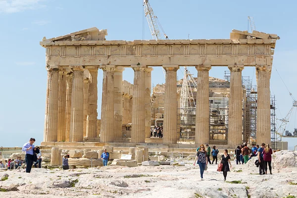 Akropolis, Athény, s mnoha turisty — Stock fotografie