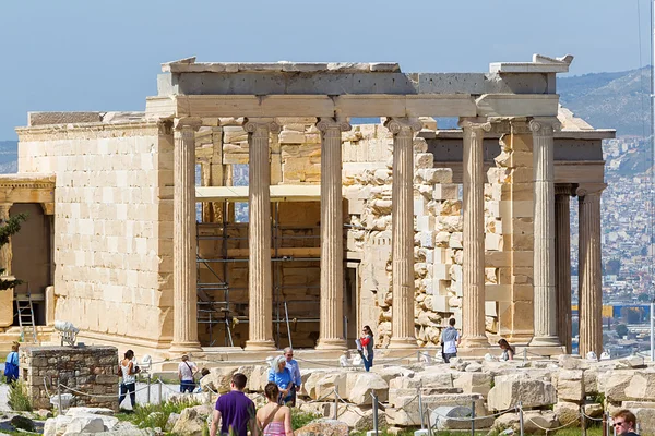 The Acropolis, Athens, with many sightseers — Stock Photo, Image