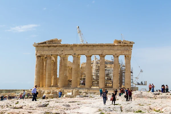 De Akropolis, Athene, met vele toeristen — Stockfoto