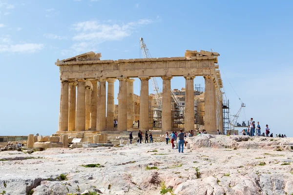 The Acropolis, Athens, with many sightseers — Stock Photo, Image