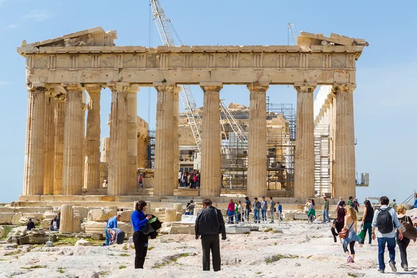 The Acropolis, Athens, with many sightseers — Stock Photo, Image