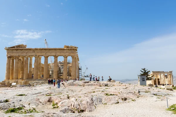 A Acrópole, Atenas, com muitos turistas — Fotografia de Stock