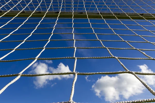 Vit fotboll netto, blå himmel — Stockfoto