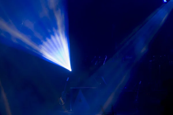 Defocused underhållning konsert belysning på scenen, bokeh. — Stockfoto