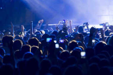 Bir müzik sırasında dokunmatik akıllı telefon ile fotoğraf çekmeye kişi 