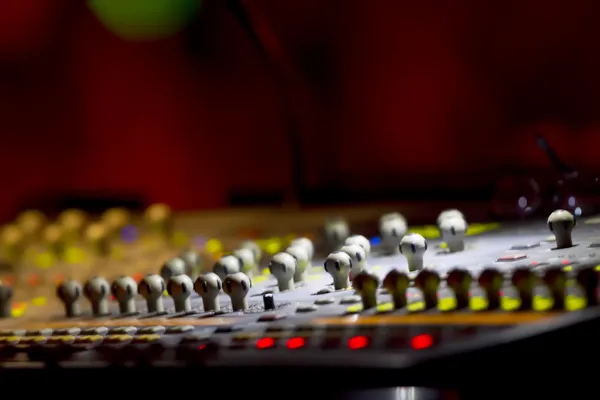 Een mixing console, of audio-mixer, ondiep dof — Stockfoto