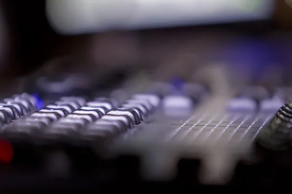 Um console de mistura, ou mixer de áudio, dof raso — Fotografia de Stock