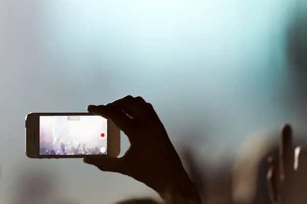 Οι άνθρωποι που παίρνουν φωτογραφίες με έξυπνο τηλέφωνο αφής κατά τη διάρκεια μια μουσική — Φωτογραφία Αρχείου