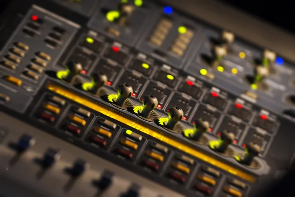 Een mixing console, of audio-mixer, met tilt-shift effect — Stockfoto