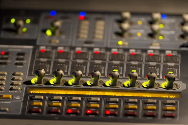 Una console di miscelazione, o mixer audio, dof poco profondo — Foto Stock