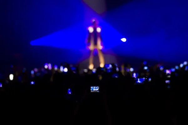 Een menigte van mensen tijdens een concert (focus op de telefoon foto) — Stockfoto