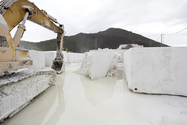 A loader in marble quarry — Stock Photo, Image