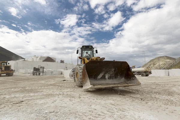 A loader in marble quarry — Stock Photo, Image