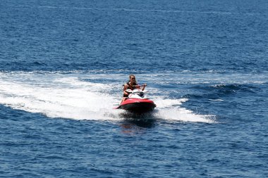 genç kadının yapması Jet Kayak