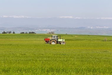 Yeşil alana traktör arka plan üzerinde blu Dağları ile