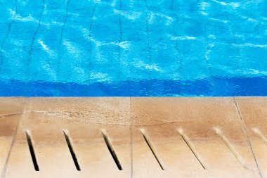 Yüzme Havuzu kenarında sakin su.