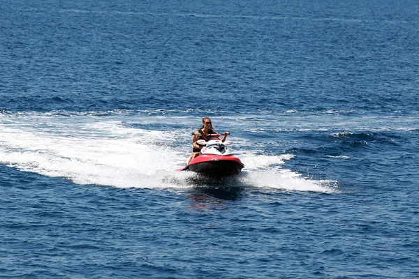 Young woman doing jet skiing — Stock Photo, Image