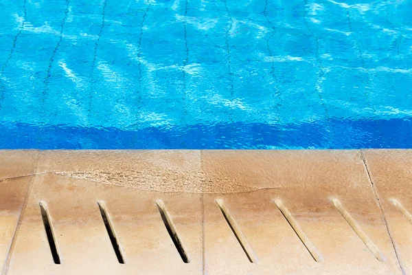 Água calma na beira de uma piscina . — Fotografia de Stock