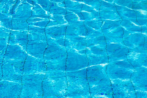 Piscina com reflexos ensolarados — Fotografia de Stock